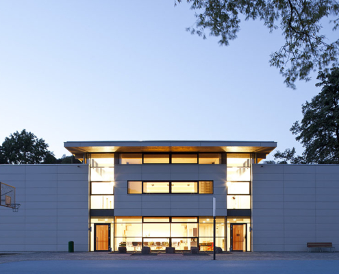 Neubau eines Gebäudes mit 8 Klassenräumen und Aula für die Paul-Gerhardt-Schule in Dassel von Schwieger Architekten Göttingen.