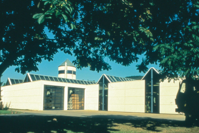 Neubau für die Fabrikation und Verwaltung der Dilinski Objekteinrichtungen GmbH in Bad Lauterberg durch Schwieger Architekten aus.