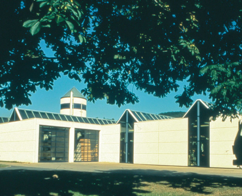 Neubau für die Fabrikation und Verwaltung der Dilinski Objekteinrichtungen GmbH in Bad Lauterberg durch Schwieger Architekten aus.