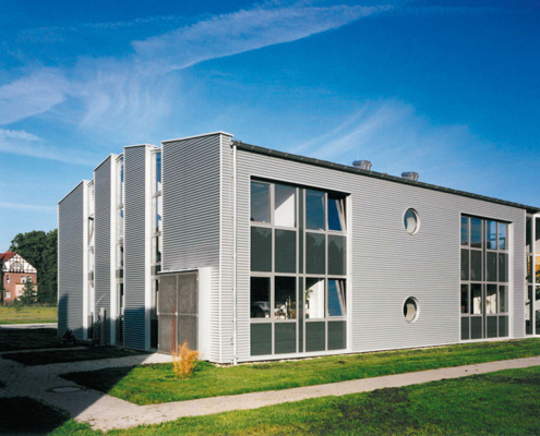 Neubau eines Produktions-, Lager- und Verwaltungsgebäude in Kirchgandern für die Miritz Citrus Ingredients GmbH von Schwieger Architekten.