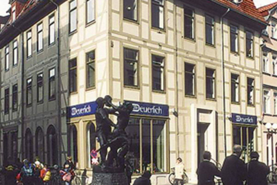 Umbau, Renovierung und Fassadensanierung des Fachwerkhaus der Buchhandlung Deuerlich in Göttingen durch Schwieger Architekten.