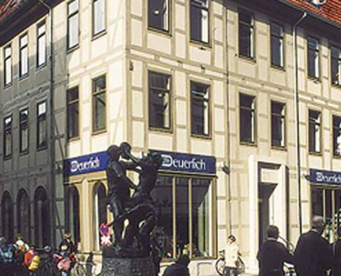 Umbau, Renovierung und Fassadensanierung des Fachwerkhaus der Buchhandlung Deuerlich in Göttingen durch Schwieger Architekten.