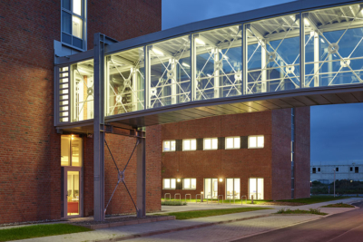 Neubau von Gebäude V und einer Brücke zwischen Gebäude III und V im Science Park Grone Nord durch Schwieger Architekten aus Göttingen.