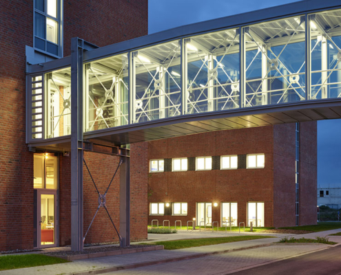 New construction of Building V and a bridge between Buildings III and V in the Grone Nord Science Park by Schwieger Architects Göttingen.